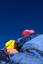 Apportez originalité et éclat à votre décoration avec cette photographie artistique de rochers colorés, une œuvre moderne et unique.