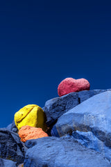 Apportez originalité et éclat à votre décoration avec cette photographie artistique de rochers colorés, une œuvre moderne et unique.