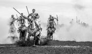 Chevaux et Cavaliers dans un Nuage de Poussière