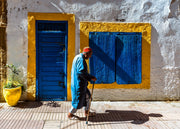 Un Souiri en Gandoura Bleue et Bonnet Rouge