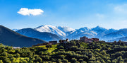 Sérénité à la Colline : Village, Végétation et Montagnes